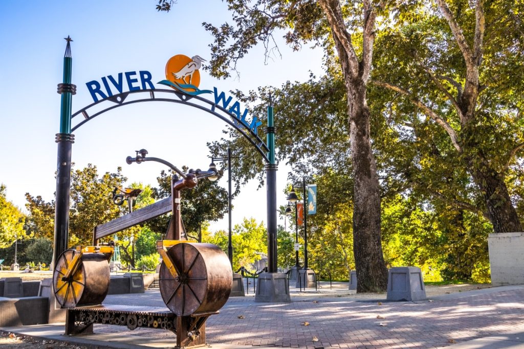 The entrance to River Walk Park, on the shore of the Sacramento River. Image Shutterstock Sundry Photography
