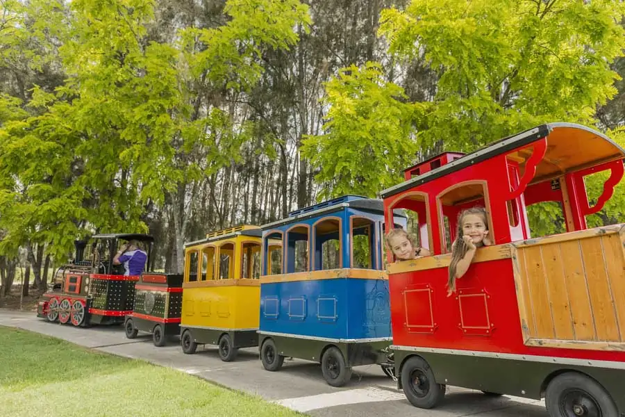 kids riding the miniature train at crowne plaza hunter valley