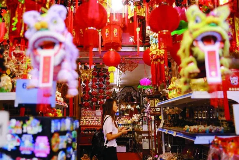 shop for souvenirs in chinatown e1632590819401