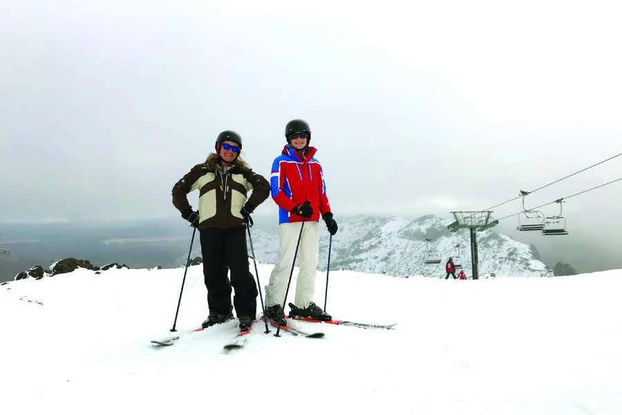 theo and elisabeth skiing at whakapapa 1