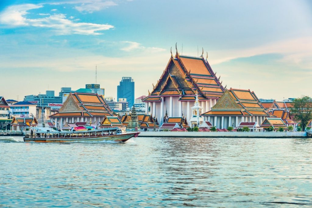 A boat passing Wat Kalayanamit on the Chao Phraya River. Copyright Tourism Authority of Thailand (TAT)