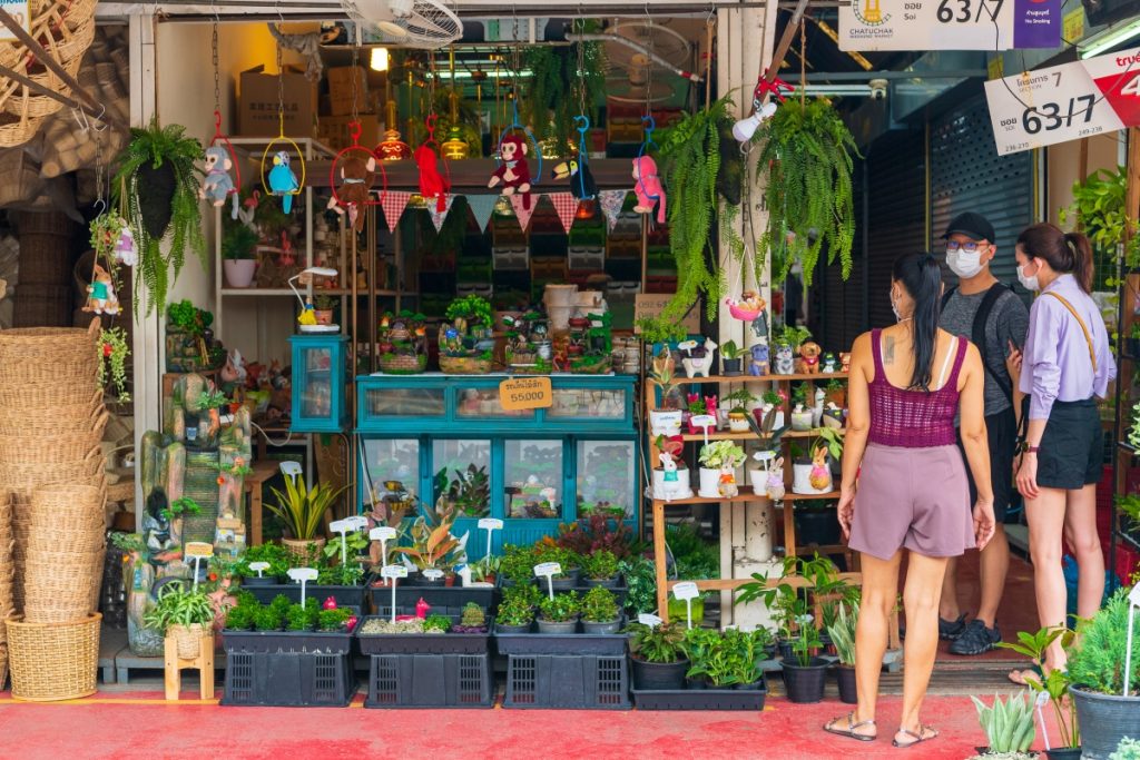 Stall at Chatuchak Weekend Market in Bangkok. Copyright Tourism Authority of Thailand (TAT)