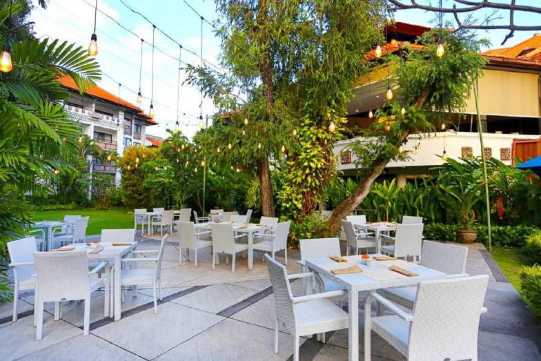 Al fresco dining at Prime Plaza Suites Bali - Sanur